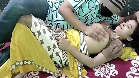 Indian sex video shows her getting fucked in a tight way