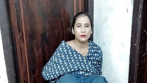 Indian girl has fun with her pussy in amateur porn