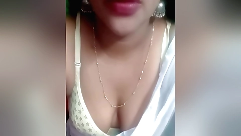 Indian woman with a hot pussy in a homemade erotic video