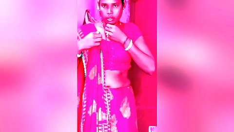 Bhabhi with a beautiful body and tits enjoys solo movie