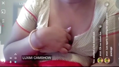 Amateur naked video of a solo female showing her natural boobs
