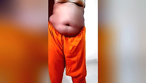 Solo female in indian style in a hotel room shows boobs