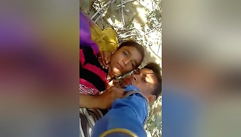 Indian brunette gets fucked outdoors in amateur video