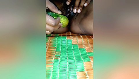Indian slut takes off clothes to play with her pussy