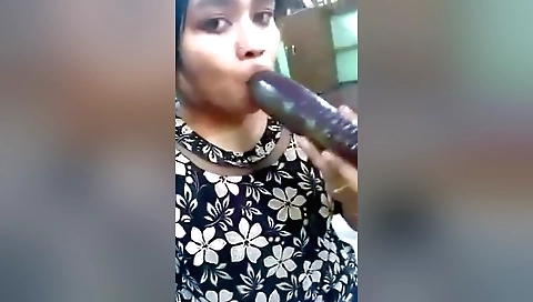 Indian solo girl masturbates with toy in amateur video