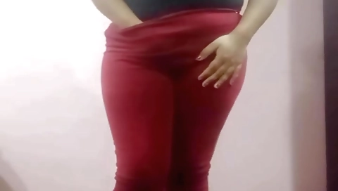 Indian girl is masturbating in her big ass in the webcam vid