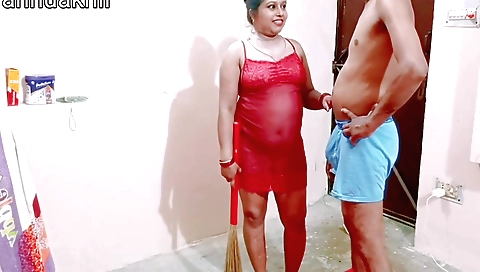 Indian mature slut fucks with her big tummy in a hardcore way