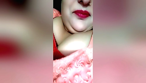 Bhabhi shows her big boobs and sexy face in this solo video