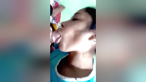 Bhabhi is getting her pussy latched on on the webcam