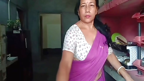 Indian milf loves the outdoors and has solo sex with lover