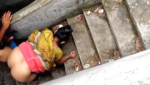 Indian bhabhi makes her best to please the big cock