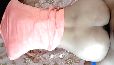 Webcam girl with a pretty face suck on her own cock