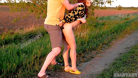 Indian girl fucked in the sun by a guy in the open-air