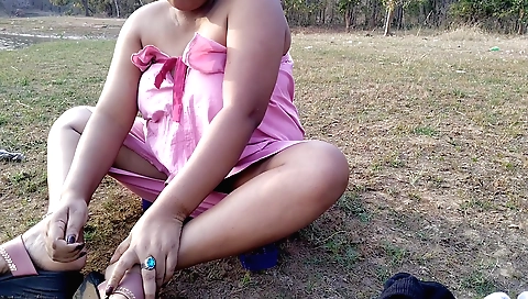 Bhabi girl loves outdoors and showing her big boobs