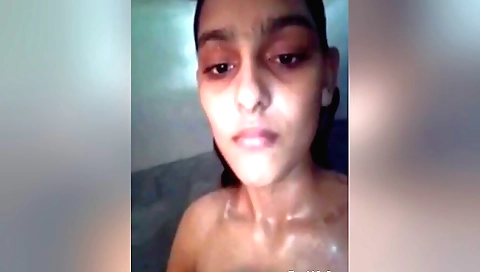 Indian brunette shows her big boobs in the amateur vid