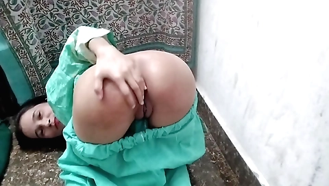 Indian teen 18+ solo vid shows her in front of the camera