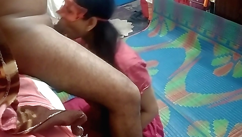 Indian bhabhi makes out with her boyfriend on the bed