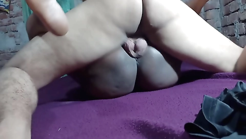 Indian amateur porn video with a girl that likes to be penetrated