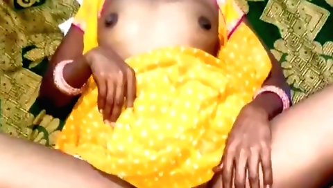 Indian beauty in a sexy bra shows her natural body