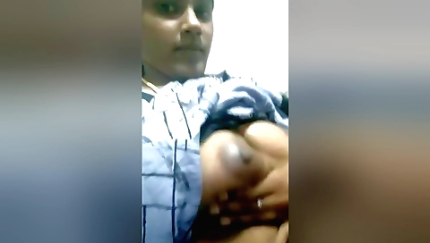 Indian brunette in a web cam shows her hairy pussy